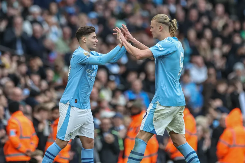 Sombra de Haaland e rotatividade no elenco afastaram Juli&aacute;n &Aacute;lvarez de uma perman&ecirc;ncia no Manchester City. Foto: Icon Sport