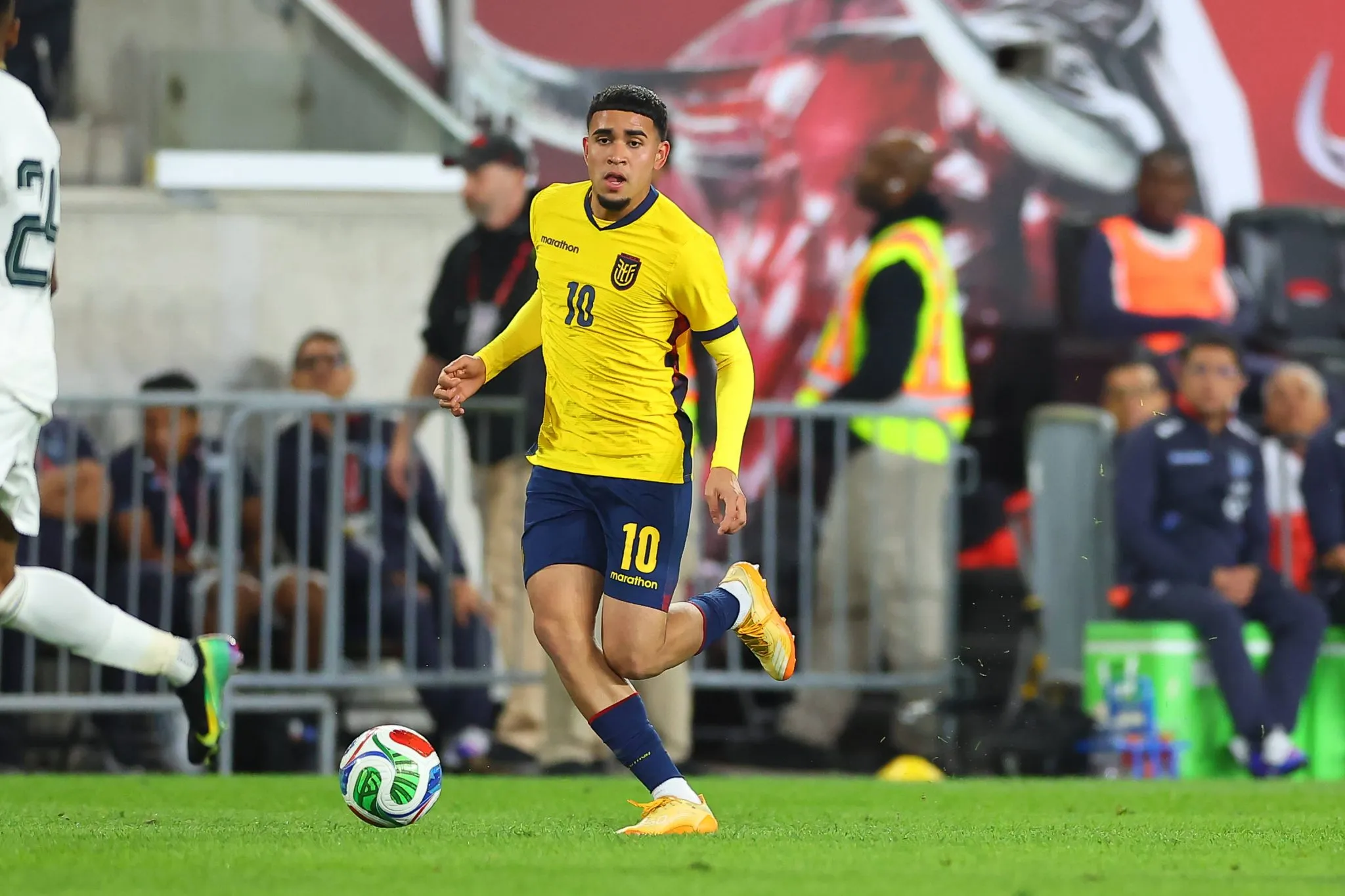 Kendry P&aacute;ez em a&ccedil;&atilde;o pela sele&ccedil;&atilde;o equatoriana (Foto: IMAGO / Icon Sportswire)