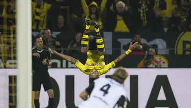 Auba infernal, pintura de Weigl, seis gols: L&iacute;der absoluto, Dortmund devora o Gladbach