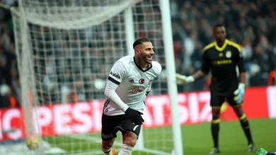 A trivela m&aacute;gica de Quaresma rendeu um gol memor&aacute;vel, decidindo o d&eacute;rbi com o Fenerbah&ccedil;e
