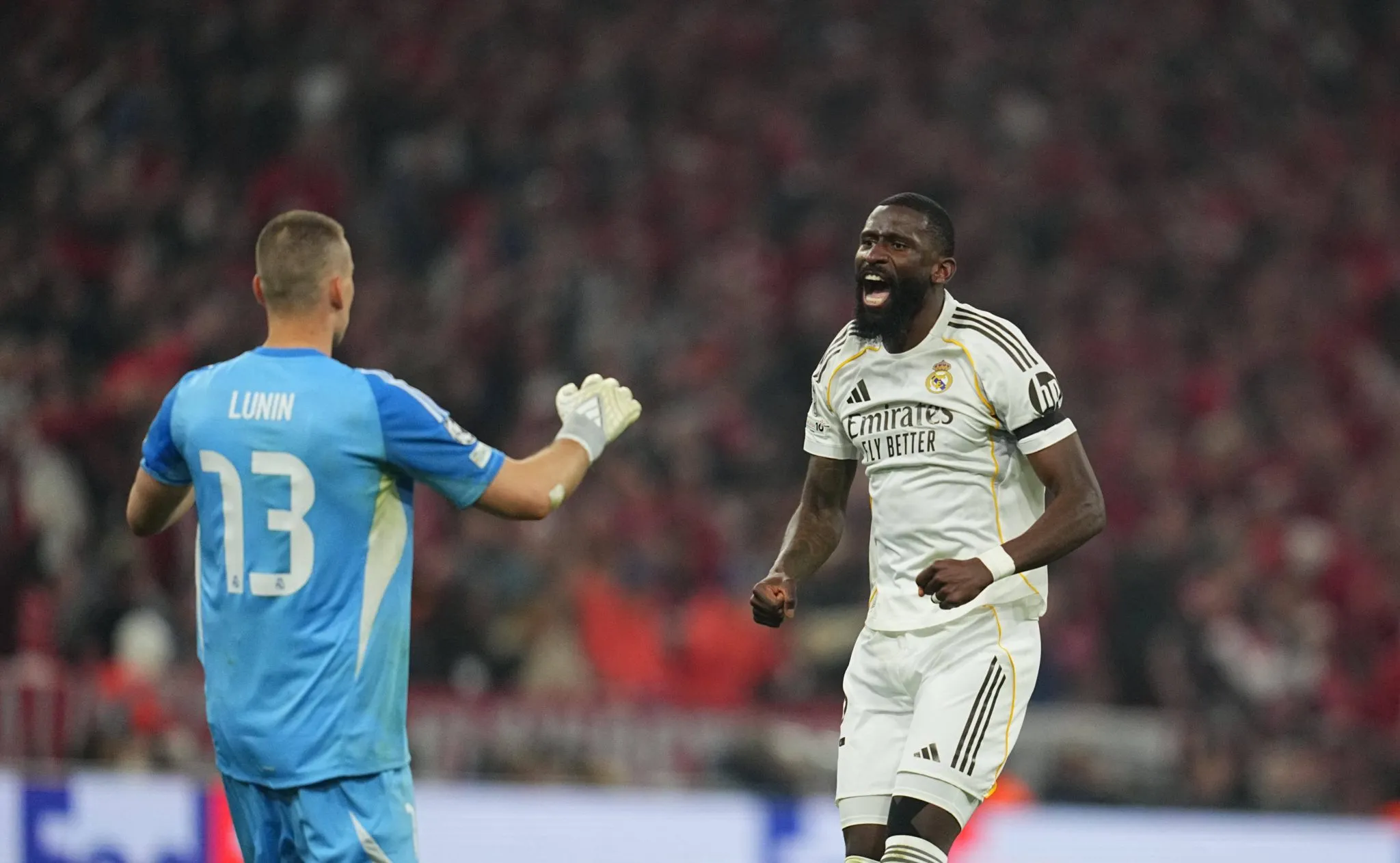 Lunin e R&uuml;diger celebram gol do Real Madrid