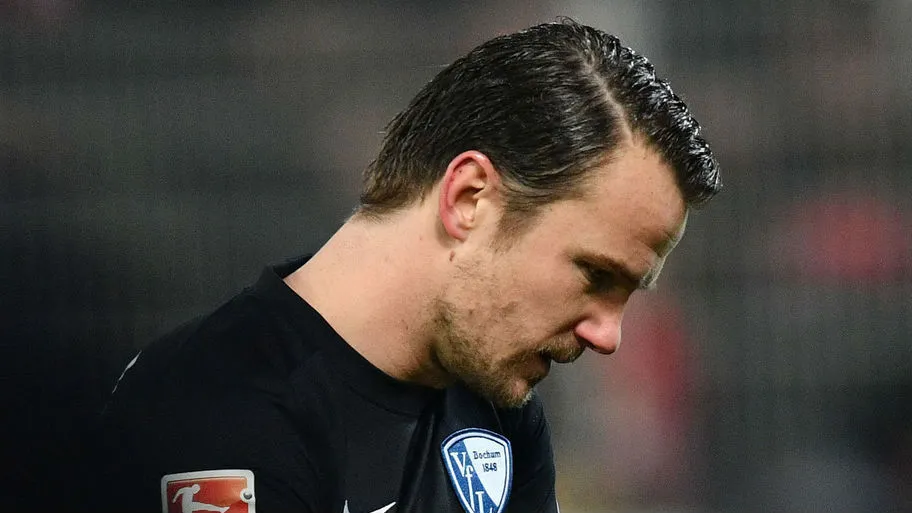 O goleiro do Bochum cometeu uma daquelas falhas que d&atilde;o um pouco de pena