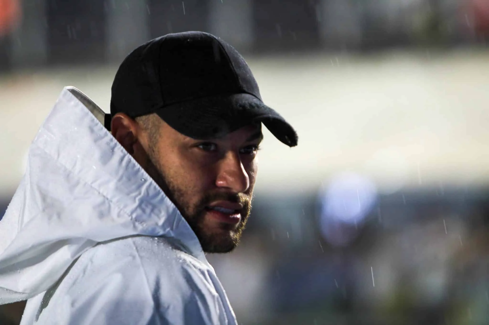 Neymar de capa no gramado da Vila