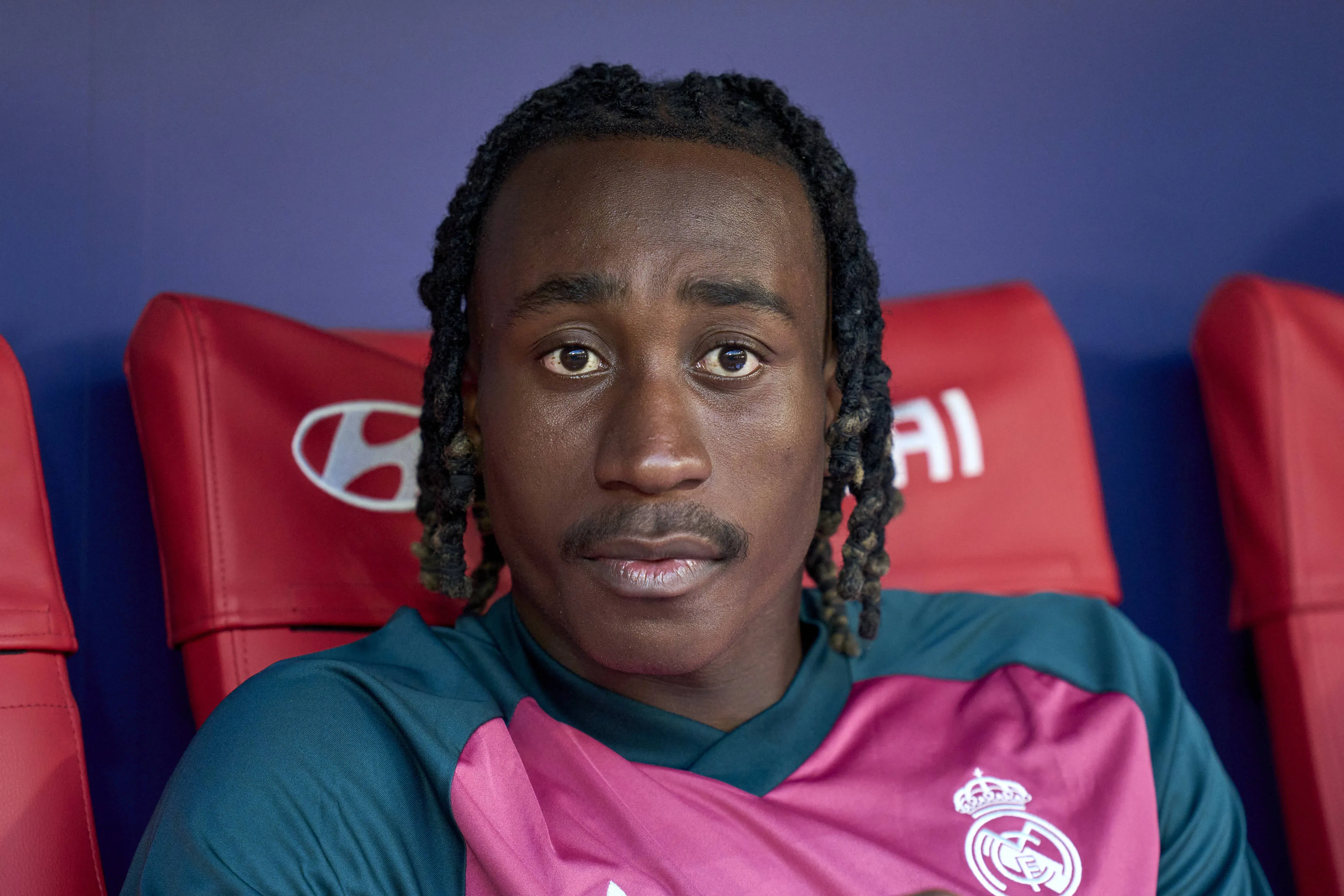 Yan Diomand&eacute; no banco de reservas do Real Madrid