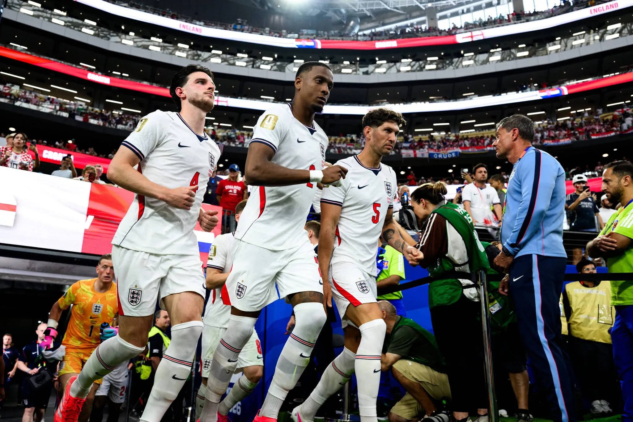 Declan Rice, Ezri Konsa e John Stones em jogo da Inglaterra na Copa do Mundo