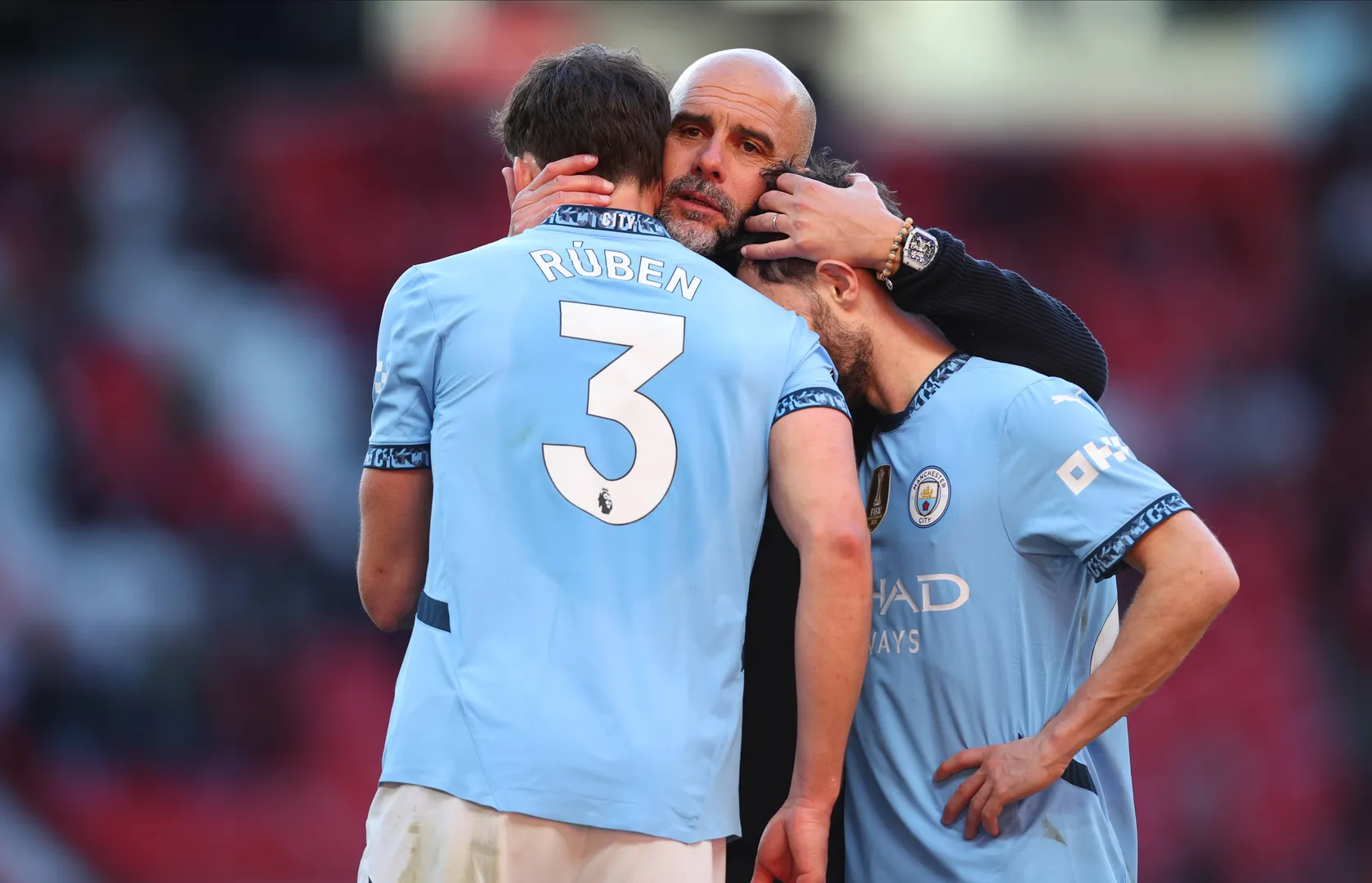 Guardiola abra&ccedil;a R&uacute;ben Dias e Bernardo Silva