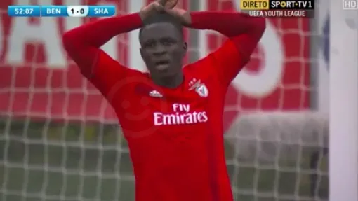 Jovem do Benfica bateu p&ecirc;nalti com uma cavadinha muito pior que aquela do Pato