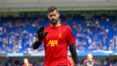 Alisson confirma interesse da Ar&aacute;bia Saudita, mas refor&ccedil;a: &lsquo;Jogo futebol por amor&rsquo;