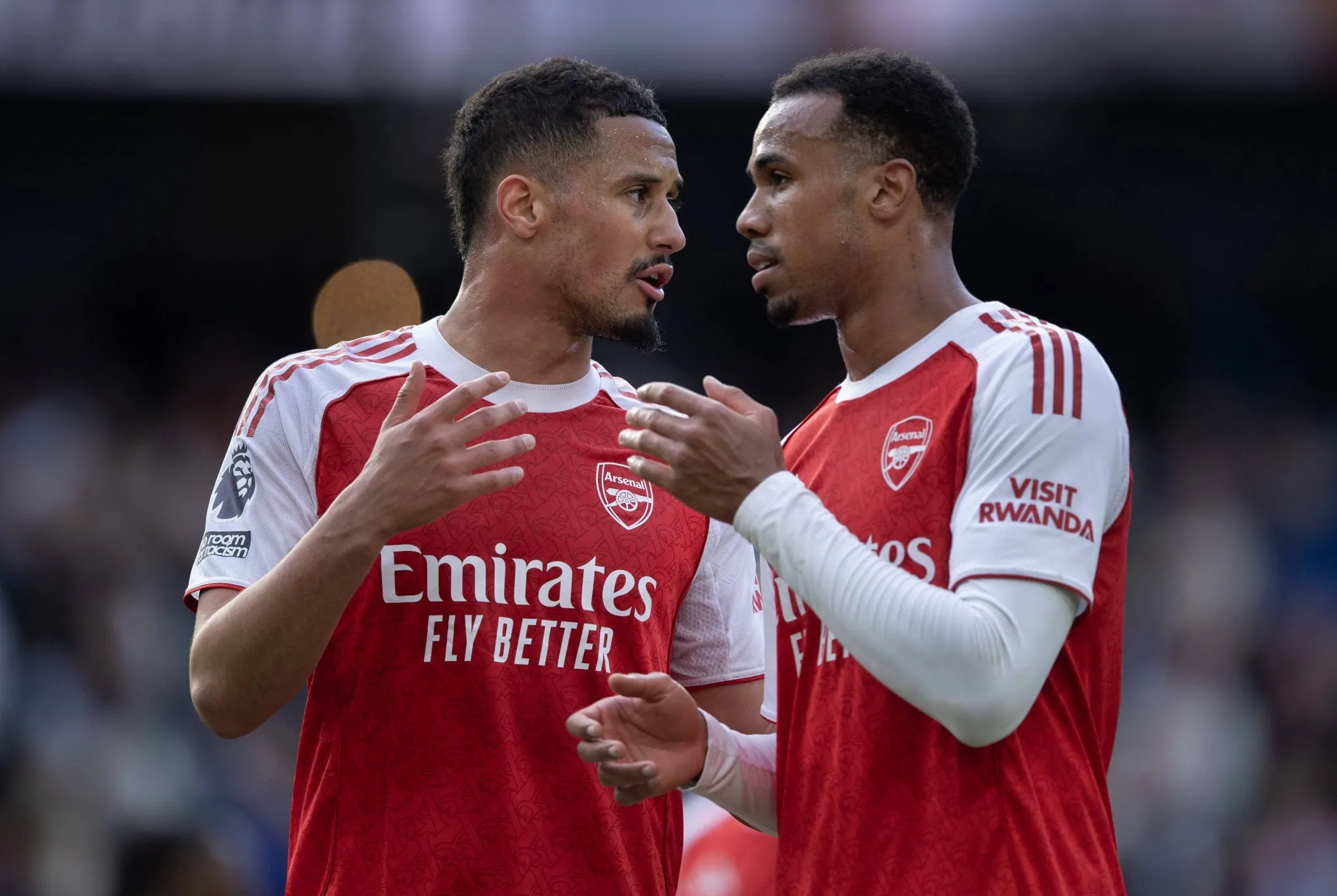 Gabriel Magalh&atilde;es e Saliba formam dupla de zaga no Arsenal 