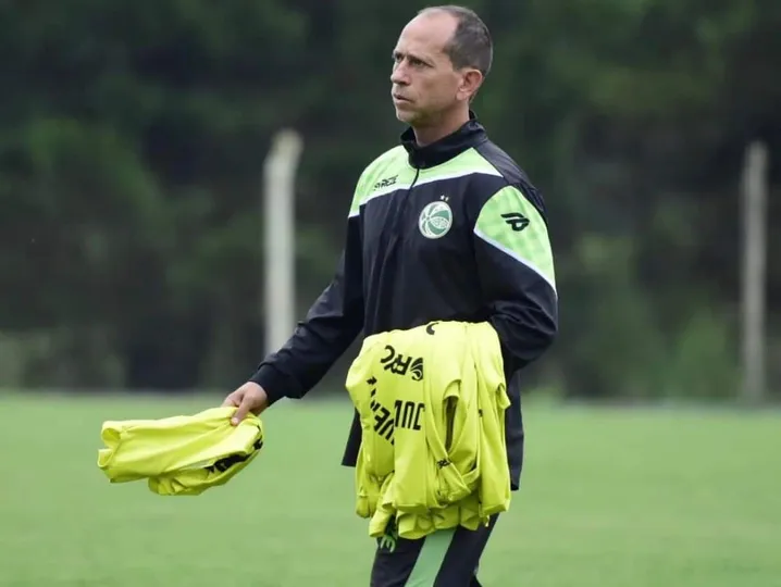 Ada&iacute;lton Bolzan distribui coletes em treinamento do Juventude