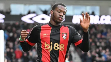 Quem &eacute; o atacante que deu baile em Murillo e castigou a sensa&ccedil;&atilde;o da Premier League