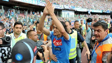 Cavani tra&ccedil;a planos para retornar ao Napoli ao fim de seu contrato com o PSG, em 2020