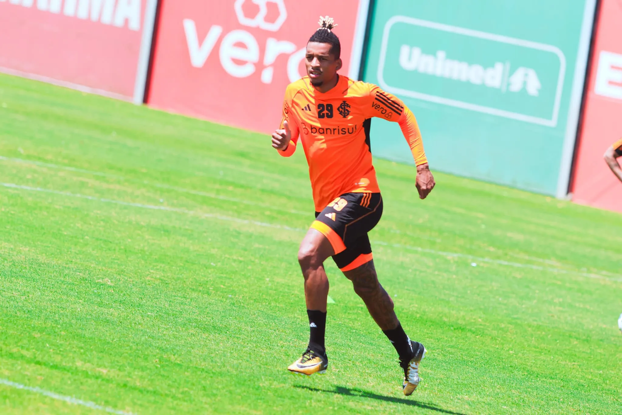 Dalbert recebe chance para acirrar briga por titularidade no Internacional e merecer renova&ccedil;&atilde;o