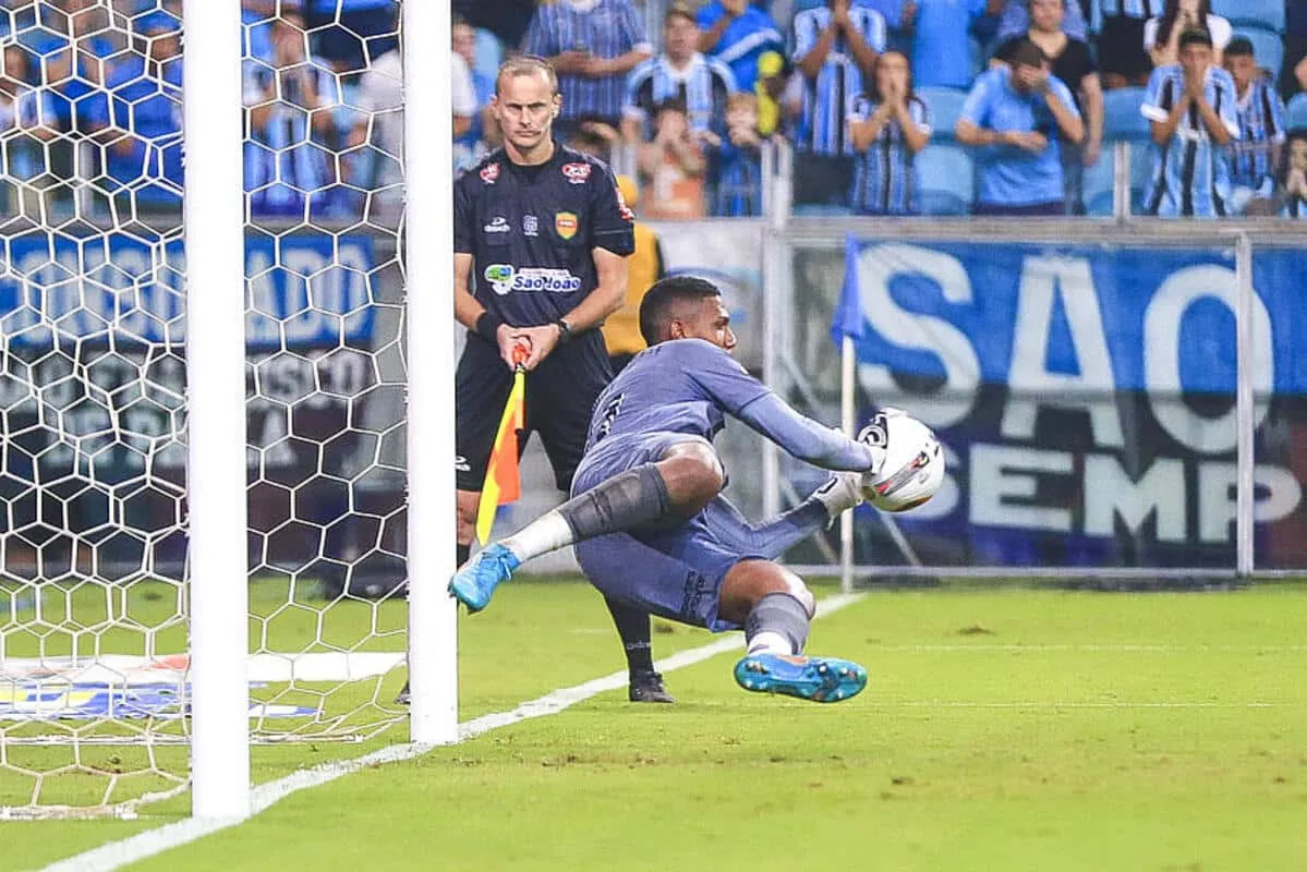 Gr&ecirc;mio analisa propostas e fica perto de acertar venda do goleiro Adriel
