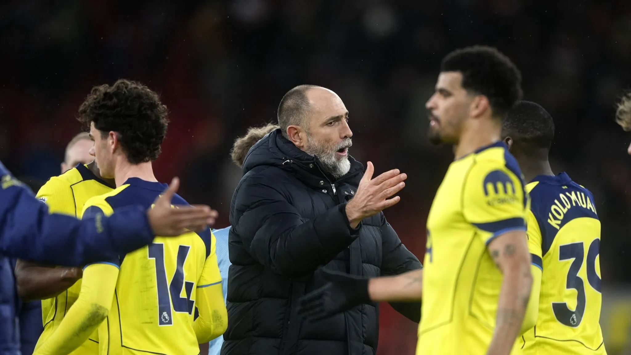 Igor Tudor recebe jogadores ap&oacute;s empate contra o Liverpool (Foto: PA Images / Icon Sport)
