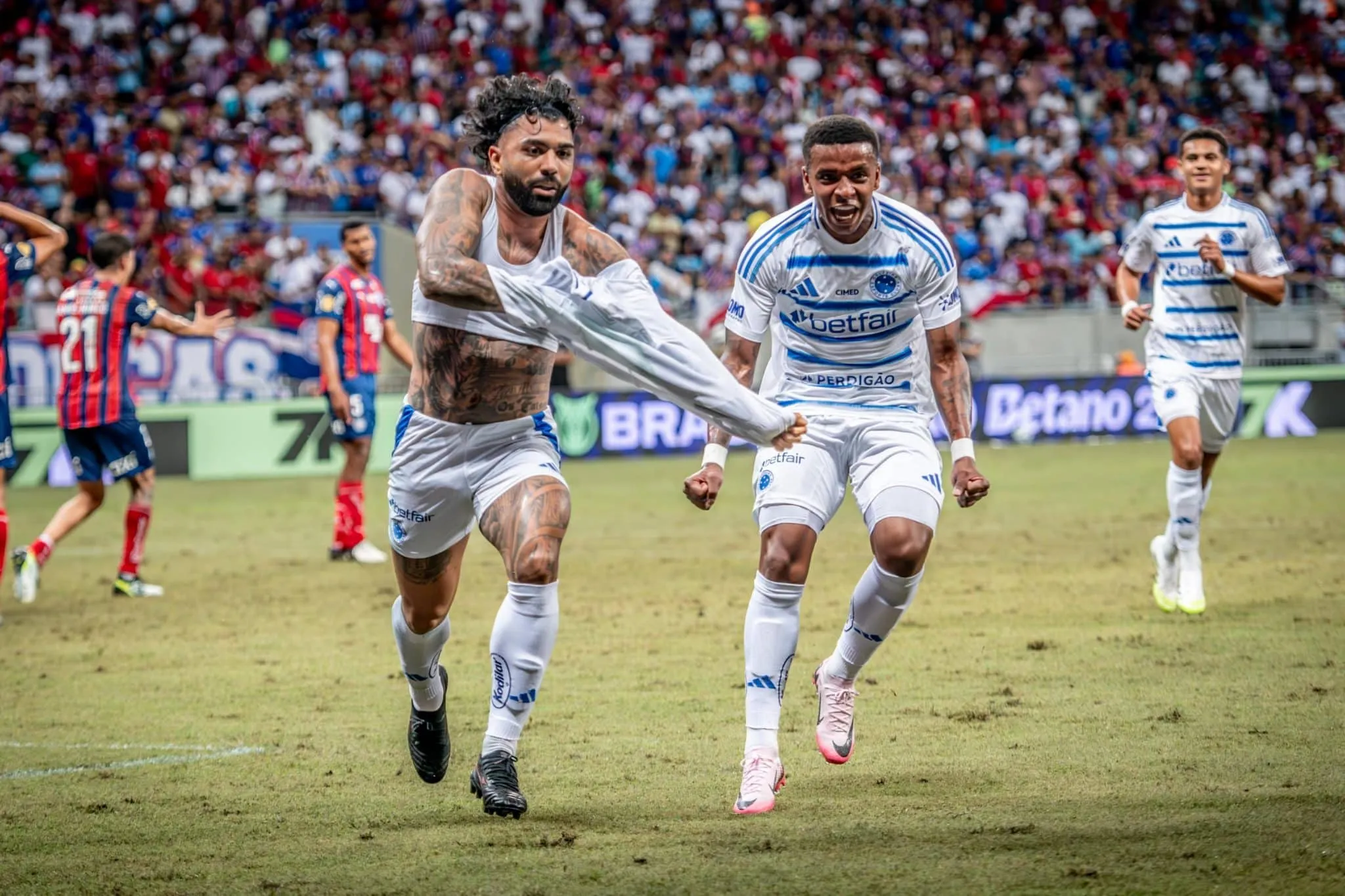 Jardim muda jogo em minutos, Gabigol brilha e Cruzeiro manda recado a Flamengo e Palmeiras