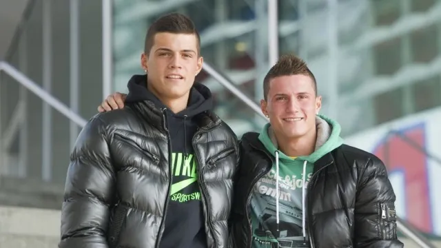 04.Mar.2011; Basel; Fussball: Granit und Bruder Taulant Xhaka posieren vor dem Stadion (Andreas Meier/freshfocus)