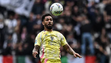 Douglas Luiz se torna vil&atilde;o improv&aacute;vel em empate pol&ecirc;mico da Juventus