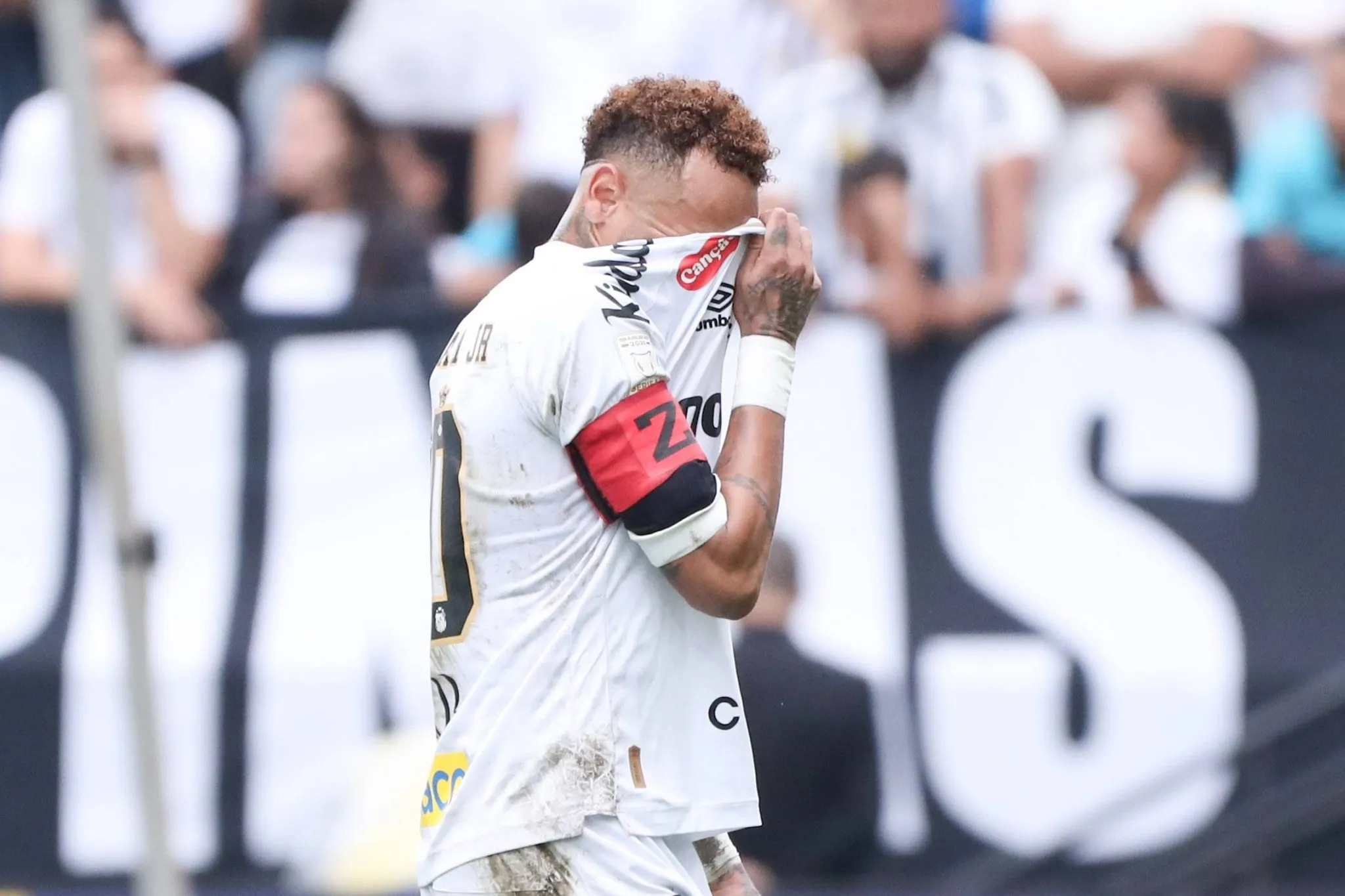 Neymar em duelo com o Coritiba pelo Campeonato Brasileiro 
