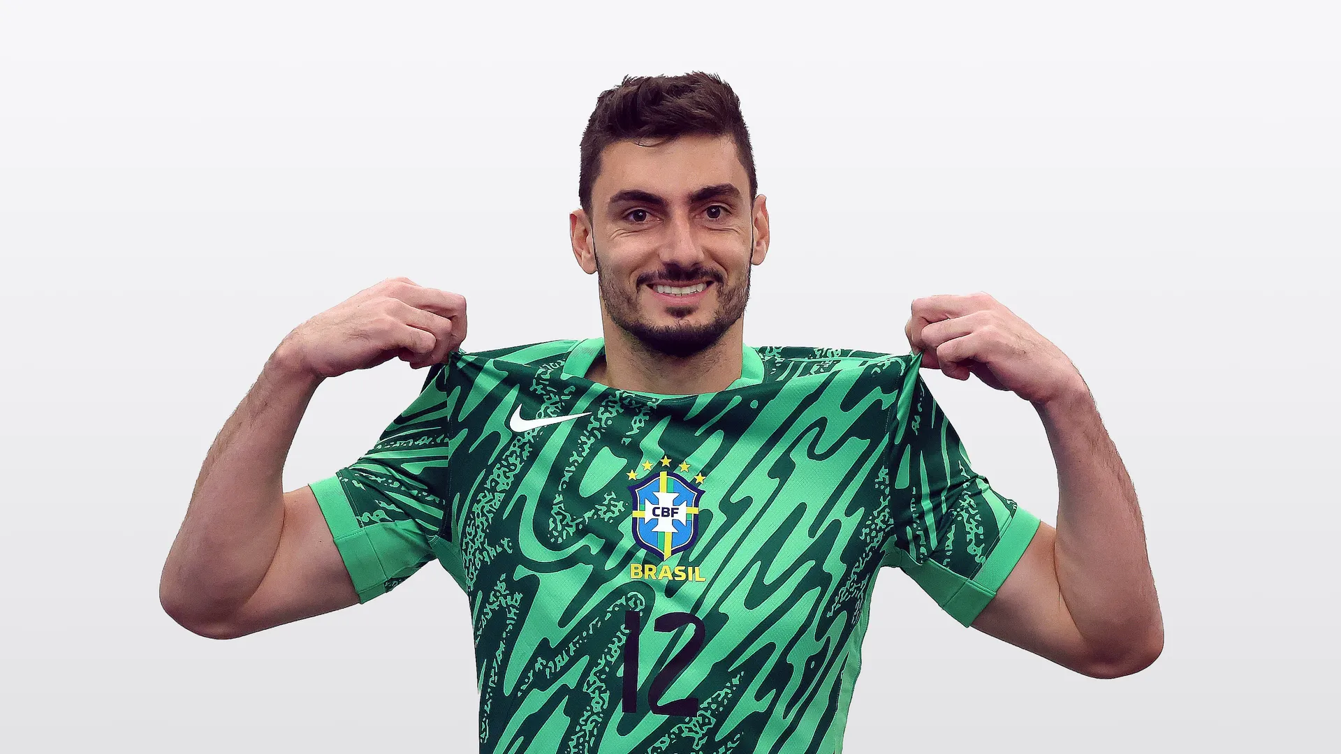 Rafael, goleiro do S&atilde;o Paulo, posa com a camisa da Sele&ccedil;&atilde;o