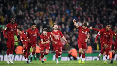 Reviravoltas, dez gols e p&ecirc;naltis: Arsenal e Liverpool proporcionaram um grande espet&aacute;culo em Anfield