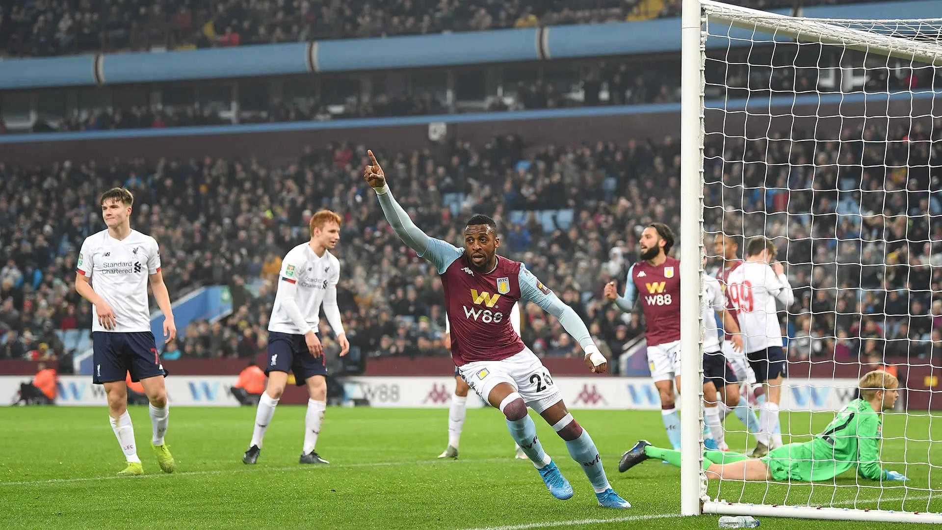Sem perd&atilde;o: Aston Villa goleia e elimina time de garotos do Liverpool na Copa da Liga