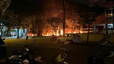 O terror n&atilde;o parou no rebaixamento: tentativas de invas&atilde;o, bombas e viol&ecirc;ncia marcam a noite do Santos
