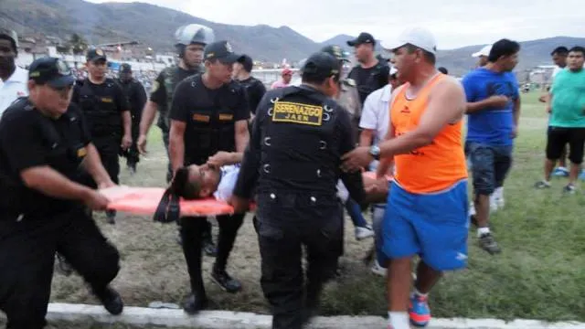 [V&iacute;deo] Torcedores invadem o campo e agridem jogadores rivais no Peru