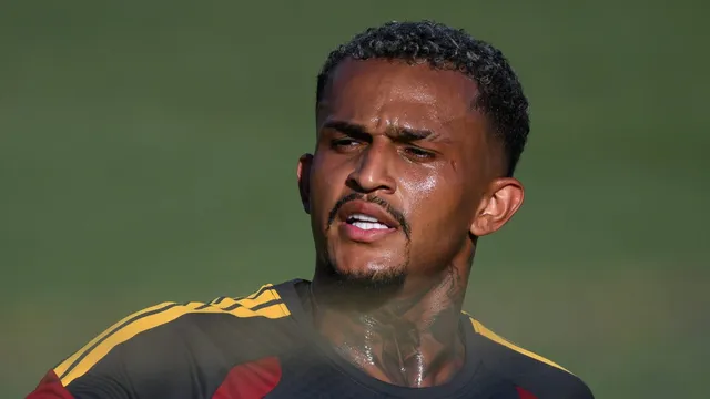 Wesley retorna aos gramados ap&oacute;s corte pr&eacute;-Copa, mas &eacute; not&iacute;cia negativa para Roma em 1&ordm; teste