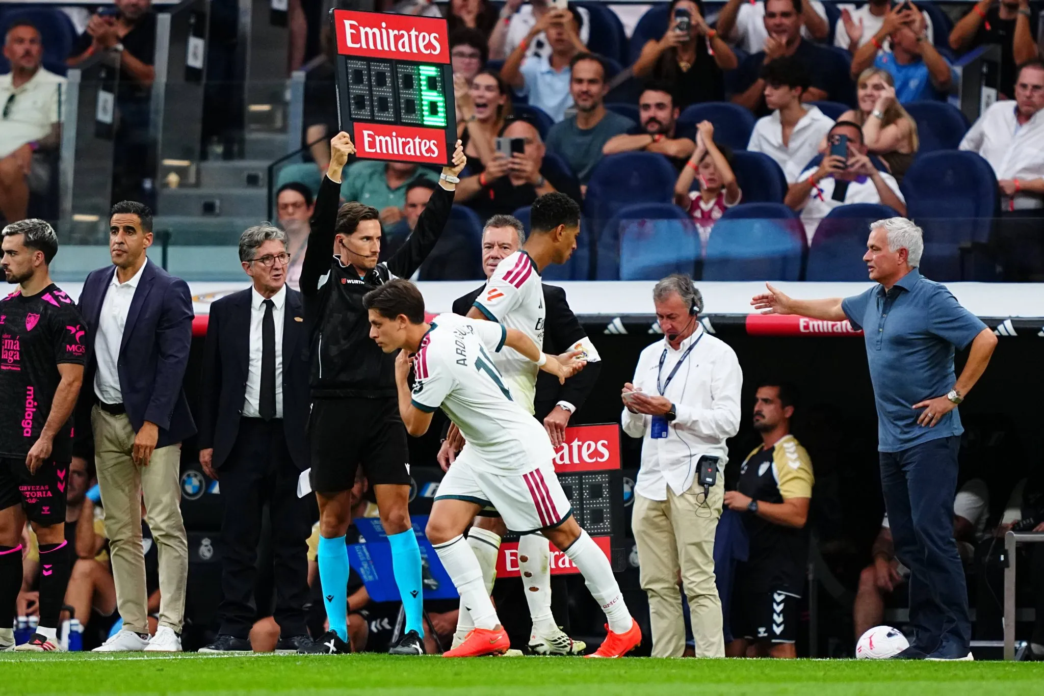 Jos&eacute; Mourinho promovendo substitui&ccedil;&otilde;es durante partida entre Real Madrid e M&aacute;laga (Foto: IMAGO / PS Images)