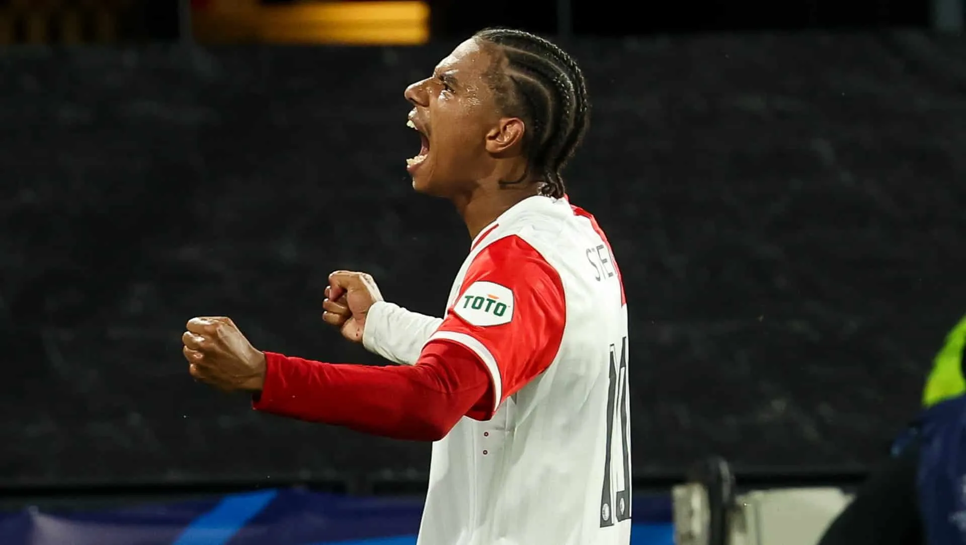 O Celtic desabou com as expuls&otilde;es e abriu alas para uma boa estreia do Feyenoord