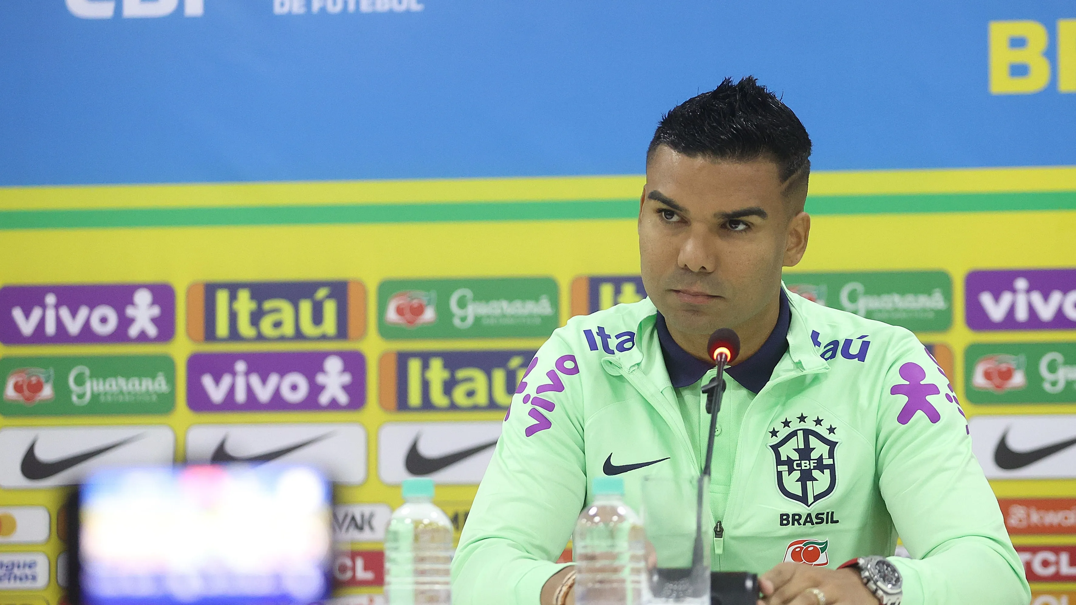 Casemiro garante &lsquo;abra&ccedil;o&rsquo; de Sele&ccedil;&atilde;o a Diniz e diz que falar de Ancelotti &eacute; &lsquo;falta de respeito&rsquo;