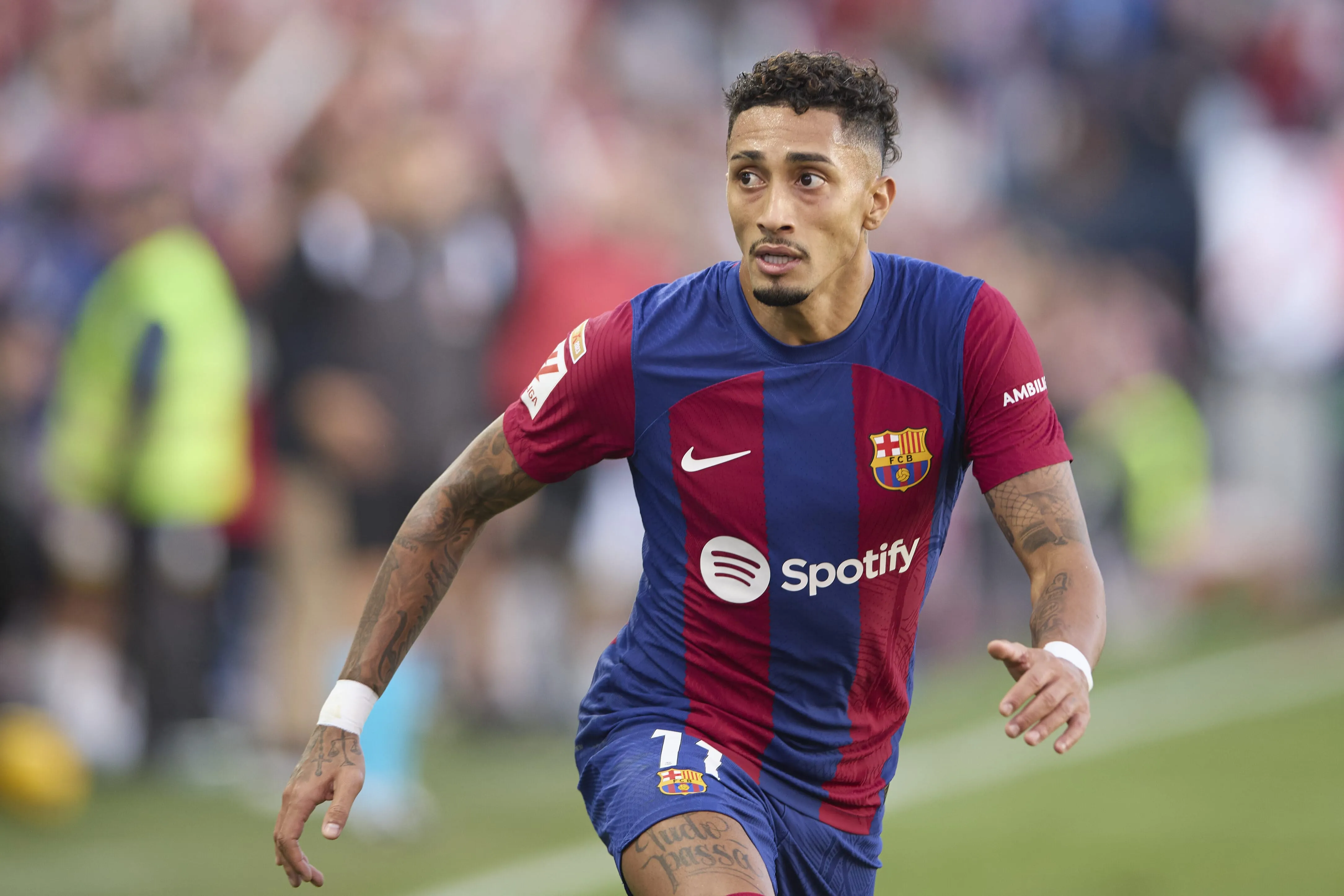 Ex-Barcelona ignora cr&iacute;ticos, rasga elogios a Raphinha e destrincha virtudes do brasileiro no time de Xavi