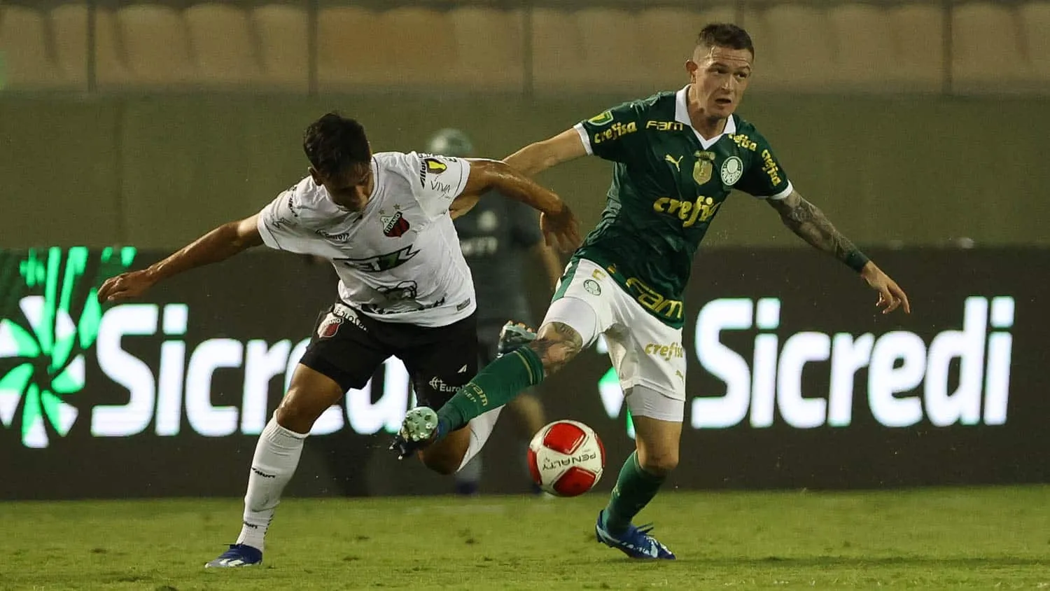 Nada de retranca: como funciona o Palmeiras com tr&ecirc;s volantes e tr&ecirc;s zagueiros que &lsquo;estreou&rsquo; contra o Ituano?