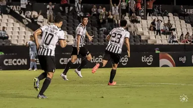 &Oacute;scar Cardozo, ele mesmo, anda insaci&aacute;vel pelo Libertad e marcou um gol de falta que &eacute; um deleite