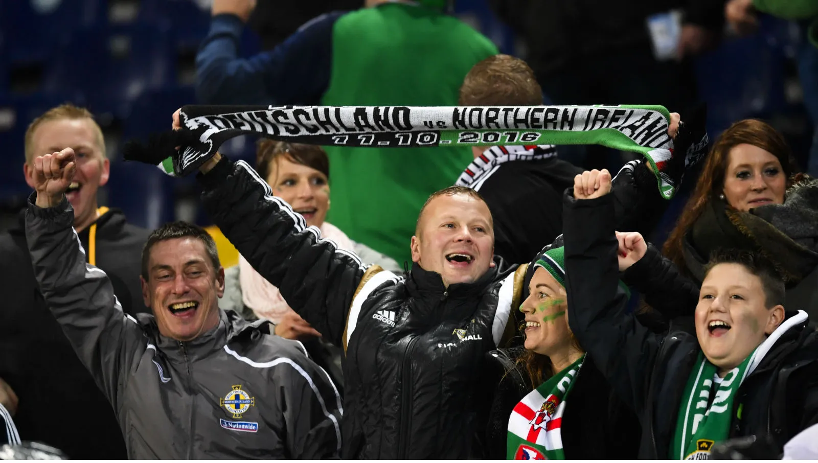 [V&iacute;deo] Will Grigg nem foi convocado, mas a torcida da Irlanda do Norte continua &lsquo;on fire&rsquo;