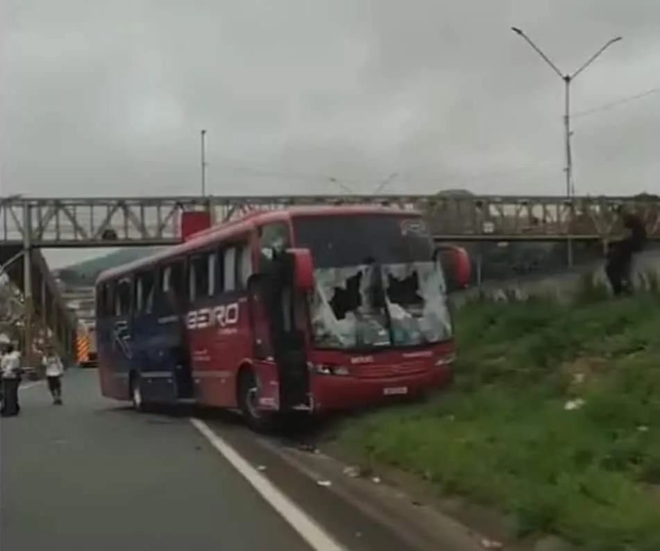 &Ocirc;nibus que levava a torcida do cruzeiro foi apedrejado. Foto: Reprodu&ccedil;&atilde;o / Redes Sociais