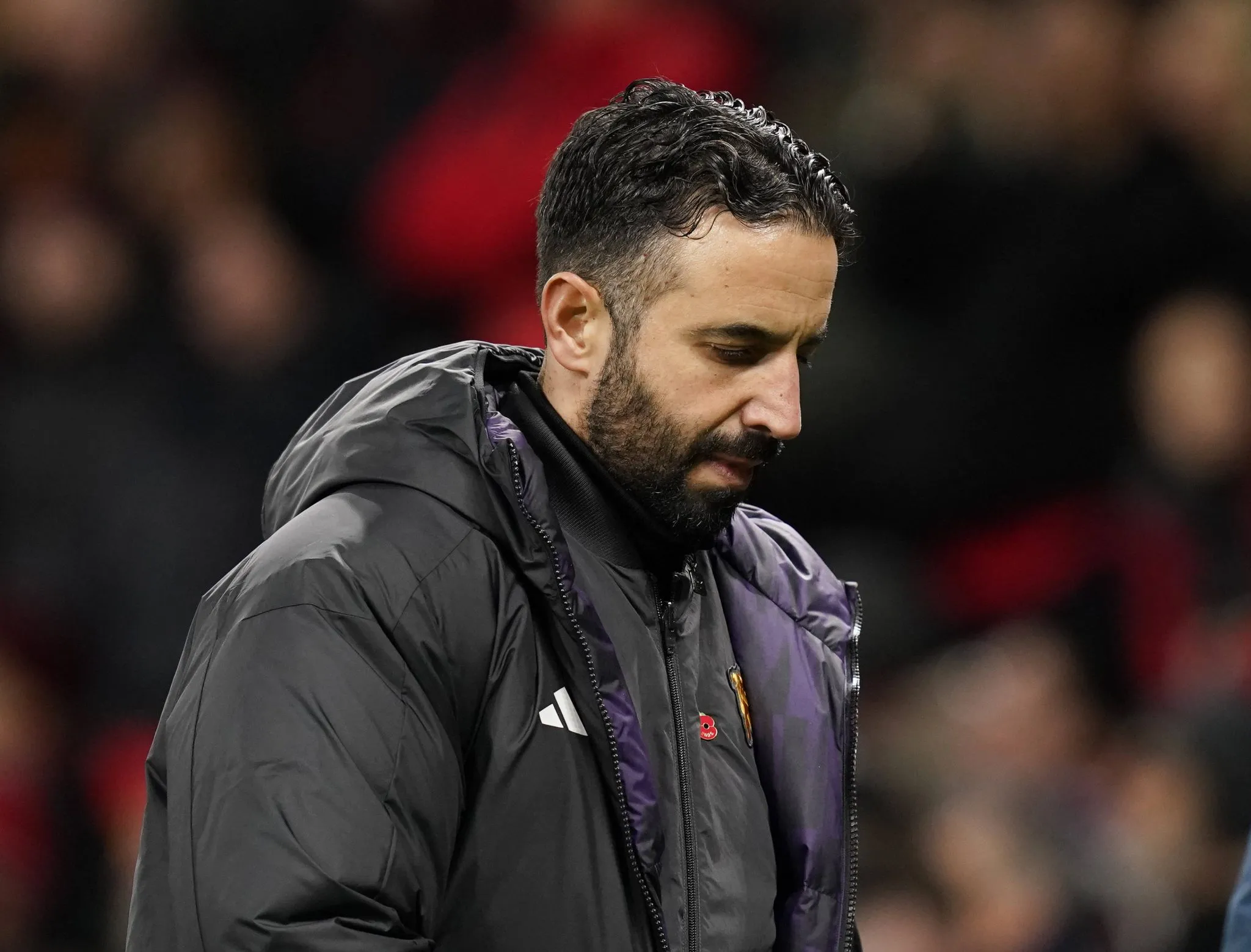 Nem expuls&atilde;o bizarra e freguesia hist&oacute;rica evitam derrota do United em data simb&oacute;lica para Amorim