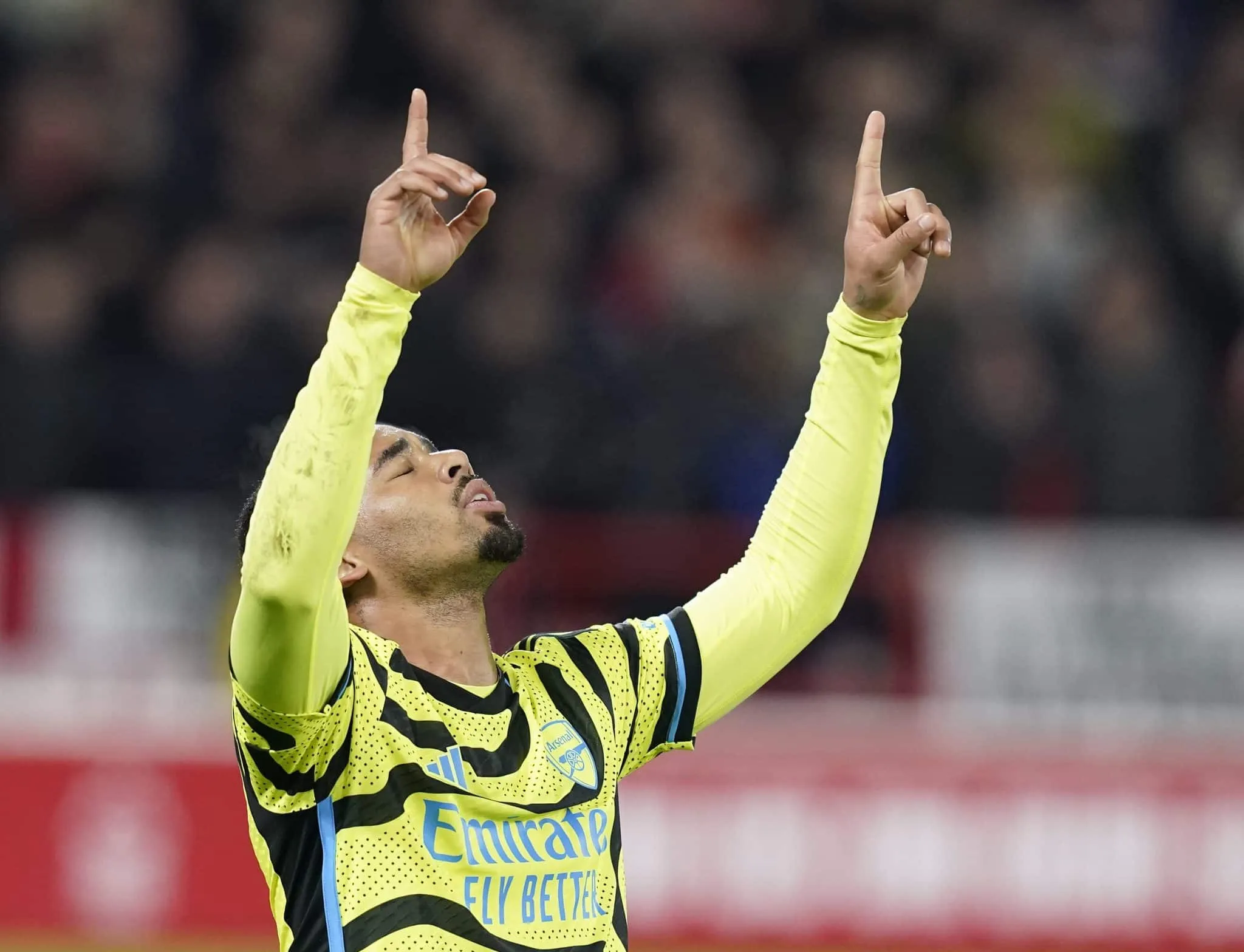 Em noite de Gabriel Jesus, Arsenal vence o Nottingham Forest para colar no l&iacute;der da Premier League