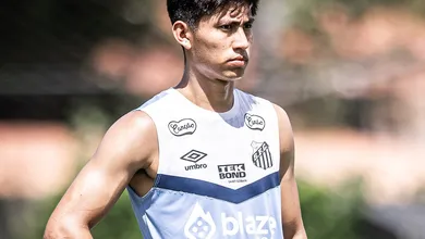 Miguelito faz 20 anos, mas chance nos profissionais do Santos ainda &eacute; realidade distante