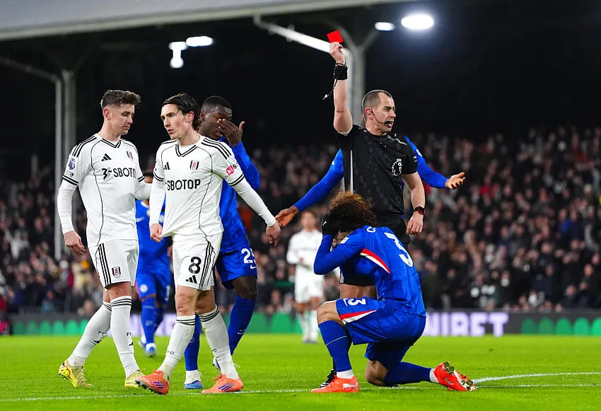 Cucurella recebe cart&atilde;o vermelho em partida contra o Fulham (Foto: Iconsport)