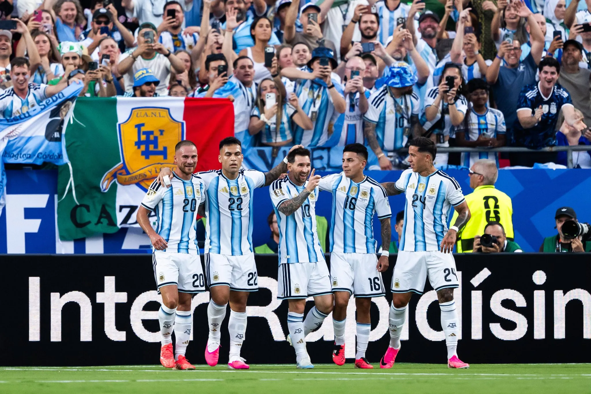 Jogadores argentinos celebram gol de Messi 