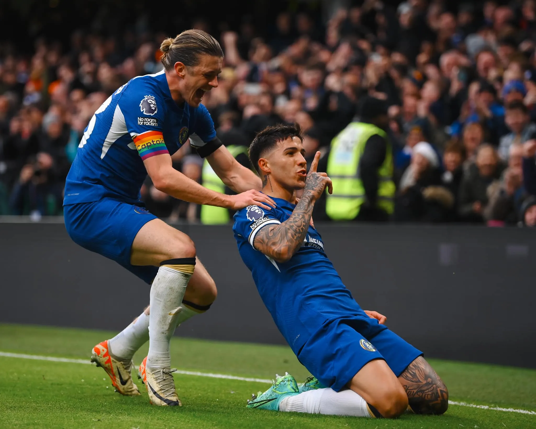 Enzo marca duas vezes e contra-ataque fulminante d&aacute; vit&oacute;ria ao Chelsea em duelo selvagem contra o Brighton