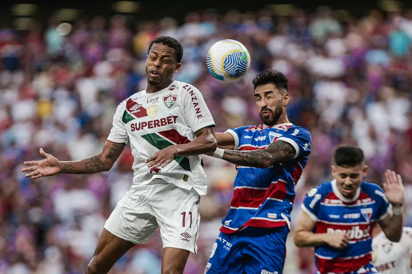 Keno, do Fluminese, e Lucero, do Fortaleza, disputam bola no alto em jogo pelo Brasileir&atilde;o 