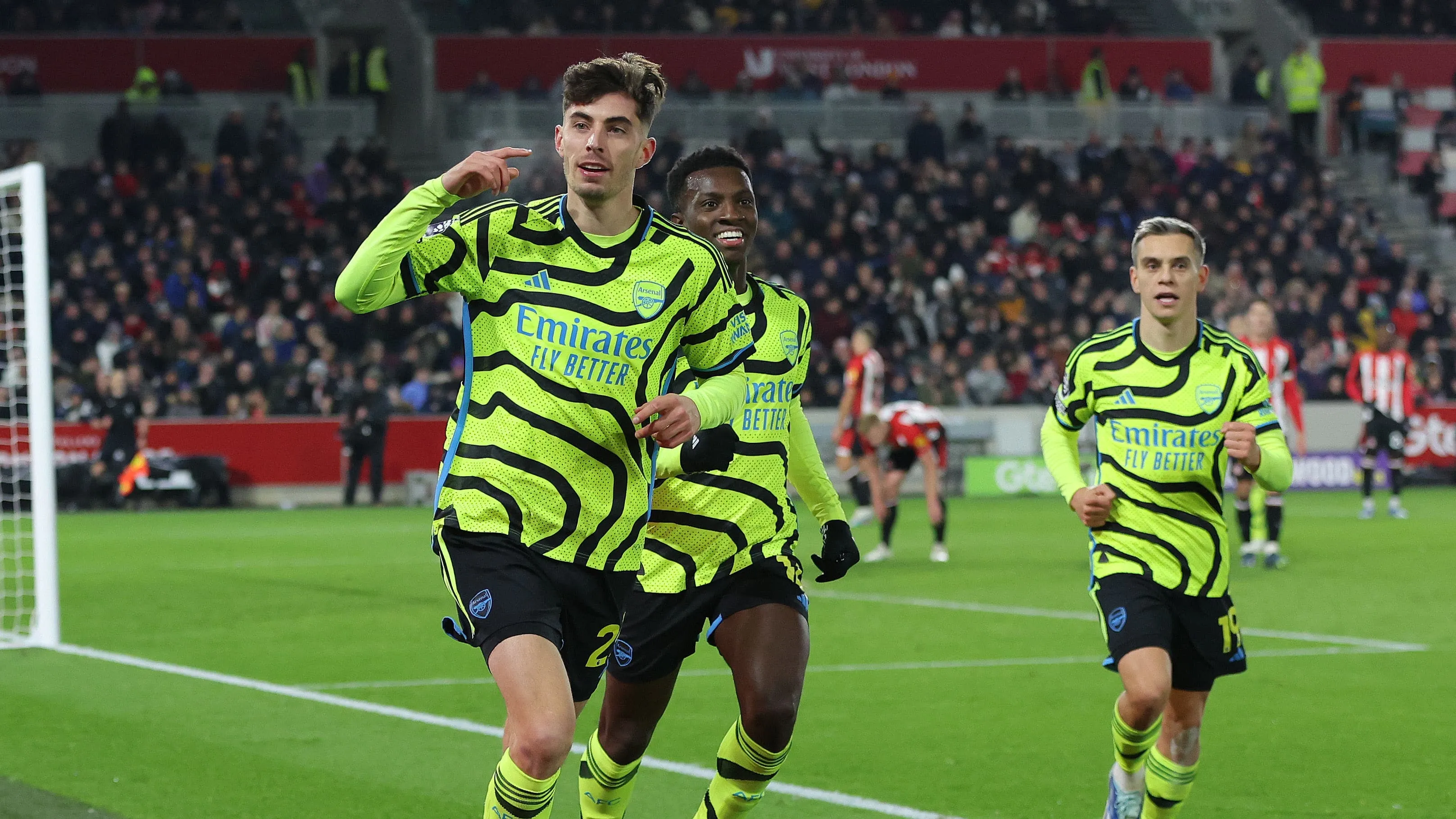 Arsenal insiste e encontra vit&oacute;ria contra o Brentford aos 88 minutos para assumir a lideran&ccedil;a