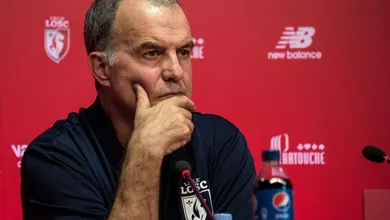 Tr&ecirc;s goleiros (dois improvisados) em 90 minutos: O primeiro jogo maluco de Bielsa no Lille