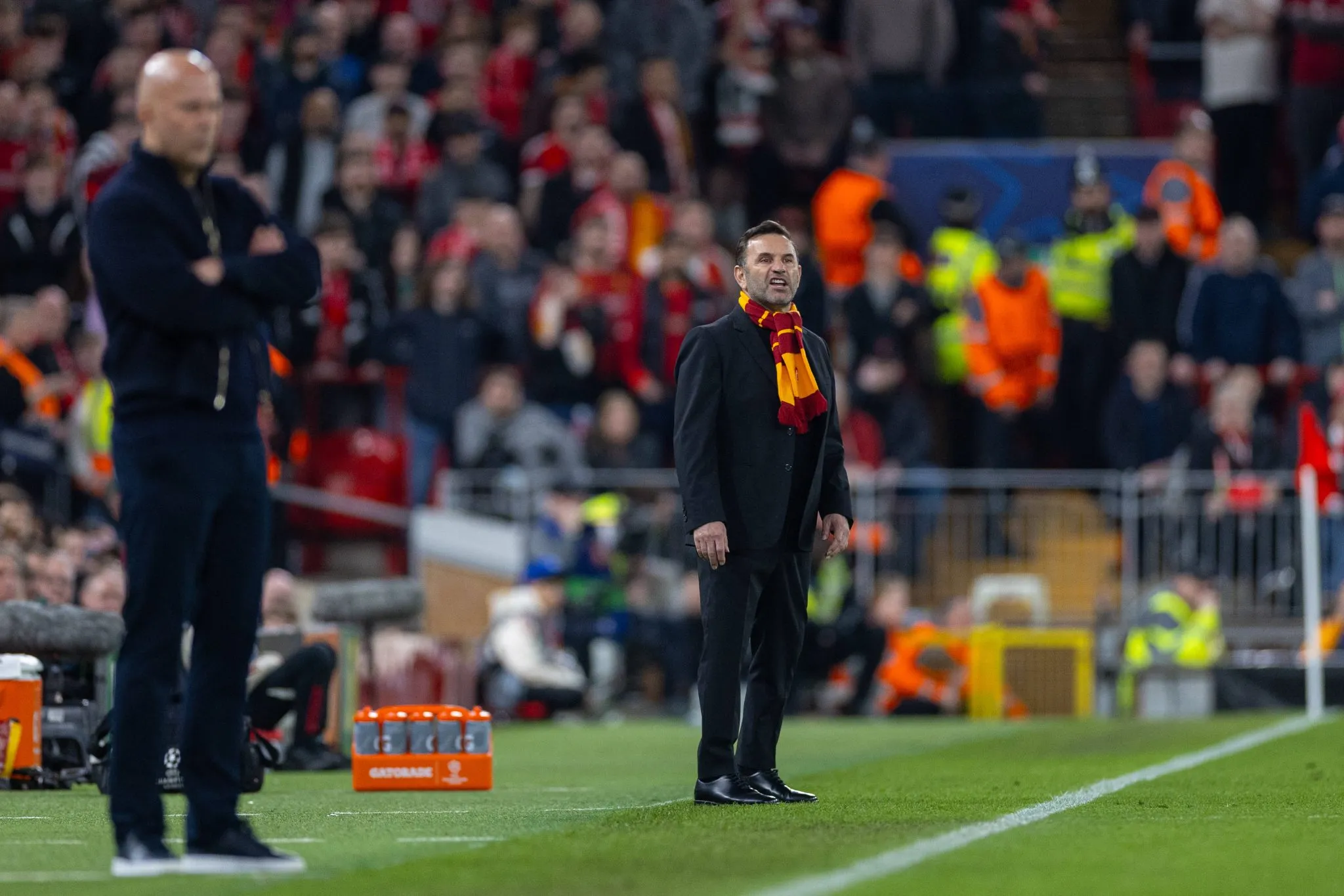 Okan Buruk, t&eacute;cnico do Galatasaray, em Anfield