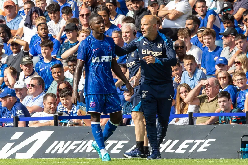 Maresca orienta Caicedo durante amistoso do Chelsea em Stamford Bridge 