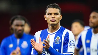 Para resolver problema cr&ocirc;nico, Barcelona mira zagueiro que &lsquo;barrou&rsquo; Thiago Silva