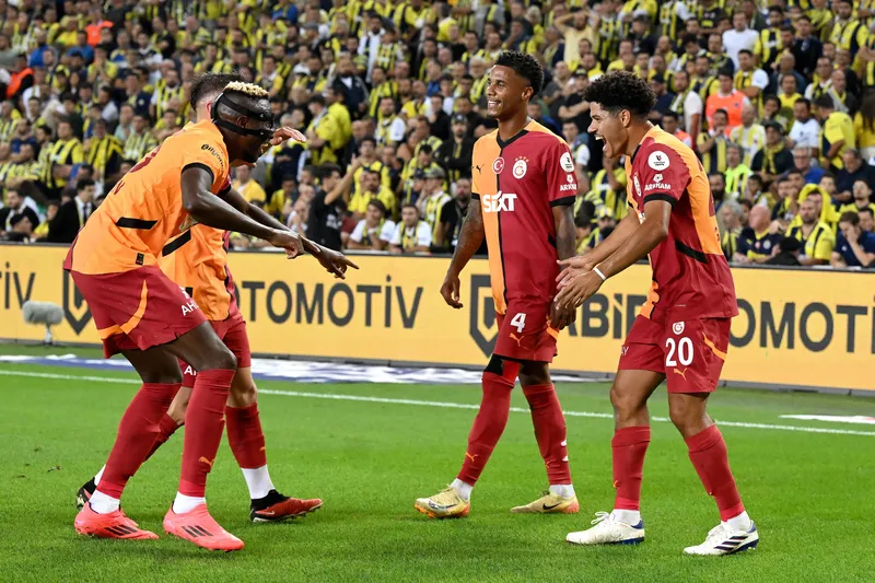 Osimhen e Gabriel Sara celebram gol do Galatasaray no cl&aacute;ssico contra o Fenerbah&ccedil;e